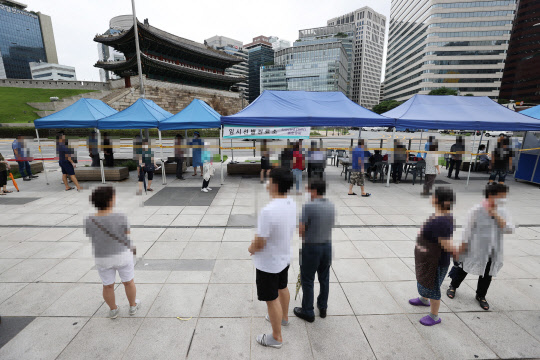 남대문시장 임시선별진료소 대기 줄 서울 중구 남대문시장 인근에 마련된 임시선별진료소에서 11일 시민들이 검사를 받기 위해 줄을 서고 있다. 연합뉴스